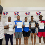 Comité Olímpico Dominicano entrega incentivos a medalllistas de bádminton y esgrima en El Salvador