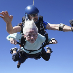 Mujer de 104 años muere días después de realizar salto de paracaídas que podría romper récords