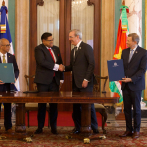 Abinader y presidente de Surinam firman cuatro convenios de cooperación