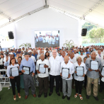 Presidente entrega títulos de propiedad a 800 familias e inaugura obras en Azua y Baní