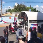 Dominicanos presionan para haitiana no sea montada en camión de Control Migratorio