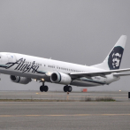 Detenido un piloto fuera de servicio por intentar apagar los motores en un vuelo de Alaska Airlines