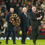 Bobby Charlton recibe tributo de jugadores y aficionados del Manchester United