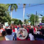 ¡Tekashi y la danza del dinero! Cientos de personas celebran la libertad condicional del rapero