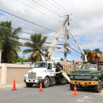 Edeeste instala transformadores y realiza trabajos para resolver problemas eléctricos en Boca Chica
