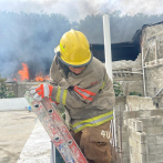 Bomberos aún intentan sofocar incendio en fábrica textil de Santiago: vecinos temen que se propague