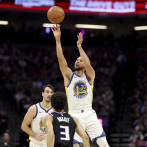 Curry brilla con 41 puntos; Warriors vencen 122-114 a Kings en revancha de playoffs
