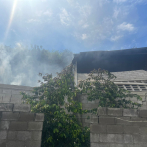 Fábrica textil de Santiago continúa en llamas; vecinos abandonan su hogar por temor a desplome