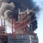 Fuego afecta barcaza que opera en Los Negros, en Azua