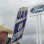 Los 3 mayores fabricantes de autos de EE.UU. alcanzan acuerdos para terminar huelga