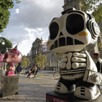 Más de 120 calaveras componen la mayor exhibición pública del Día de Muertos en México