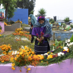 Con flores, comida y aguardiente, los guatemaltecos honran a sus muertos