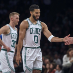 Celtics derrotan 124-114 a Nets, con doble doble de Tatum y Holiday