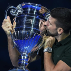 Djokovic terminará el año como número uno del mundo, recibe su trofeo tras confirmación