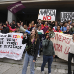 Cientos protestan en los alrededores del Congreso español contra la investidura de Pedro Sánchez