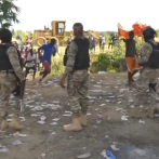 Policía haitiana lanza bombas lacrimógenas a compatriotas que compraban productos dominicanos