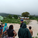 Fuertes lluvias provocan un muerto, inundaciones e incomunica comunidades en Barahona