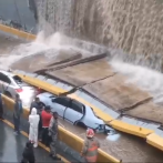 Varias personas atrapadas en vehículos luego de colapso de pared en desnivel avenida 27 de Febrero