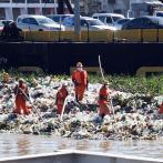 MOPC trabaja en remozamiento del río Ozama por cúmulo de plásticos y de lilas