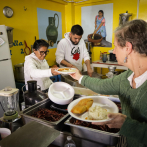 Activistas alimentan a migrantes por Thanksgiving en Tijuana