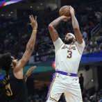 Davis anota 32 puntos en la victoria de los Lakers sobre los Cavaliers