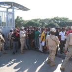 Haitianos cortan candados y abren puerta fronteriza
