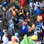 Paralizan labores de rescate para movilizar sacos de cemento de patana accidentada en Quita Sueño