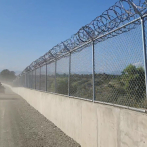 Autoridades militares supervisan construcción del muro fronterizo en Dajabón