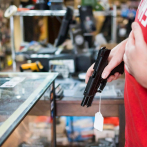 Bodegueros de Nueva York se hacen con armas de fuego para defenderse de una ola criminal