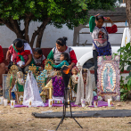 Indígenas rezan en honor a la Virgen debajo de árboles sagrados en el sur de México