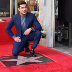 Zac Efron descubre su estrella en el Paseo de la Fama de Hollywood y honra a Matthew Perry