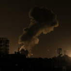 Bombardeos israelíes e intensos combates en Gaza, donde falta 
