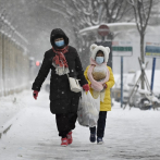 Cierran escuelas y emiten alerta naranja en Pekín por fuertes tormentas de nieve