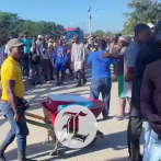 Haitianos acuden al mercado de Dajabón tras haber derribado la puerta fronteriza de su país