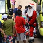 Papá Noel bombero baja puente de 75 metros para dar regalos a niños guatemaltecos
