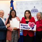 Entregan 10 Bono Mujer a beneficiarias de Familia Feliz en residencial Don Antonio de San Cristóbal