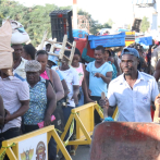 Cientos de haitianos cruzan la frontera para llevar alimentos a sus hogares por Nochebuena