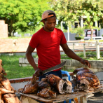 La venta de cerdo asado, un éxito en la víspera de Nochebuena