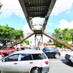 El “hoyo” que no deja usar puente peatonal en Sabana Perdida