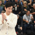 Artistas visitan un altar en memoria de Lee Sun-kyun en hospital de Seúl tras su inesperada muerte