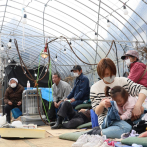 Cientos hacen largas filas para conseguir agua y comida tras trágico terremoto en Japón