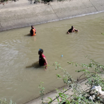 Familiares de joven desaparecido buscan cuerpo en el canal de Cienfuegos