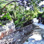 Mujer de 82 años clama por reconstrucción de pared colapsada por trabajos en cañada de Guajimía