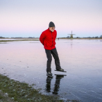 El frío congela canales en Países Bajos y los curiosos abren su pista de patinaje