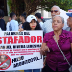 Decenas de personas protestan a las afueras de la Fiscalía contra Emmanuel Rivera