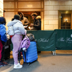 Familias migrantes empiezan a dejar hoteles de Nueva York