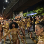 Desfiles callejeros prenden la fiesta en Río de Janeiro a tres semanas del carnaval brasileño