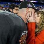 Taylor Swift celebra con beso la victoria de Travis Kelce y que los Chiefs van al Super Bowl