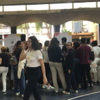 Decenas de estudiantes acuden a feria de universidades españolas en el país
