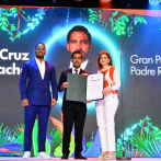 Entregan Premio Nacional de la Juventud al doctor Luis Cruz Camacho, hijo de Cruz Jiminián